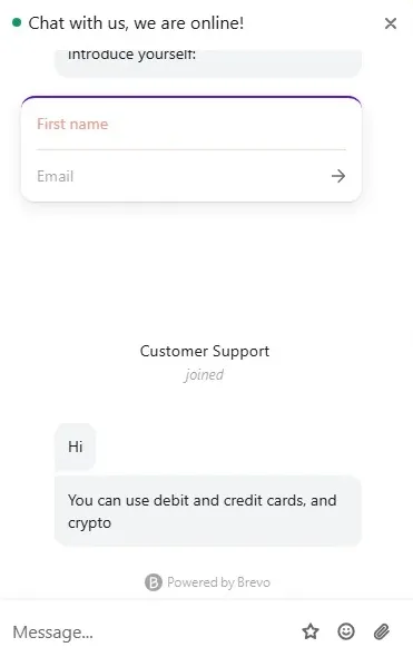 Sweeps Royal live chat in which a Customer Support agent has joined and replies that players can use debit and credit cards, and crypto